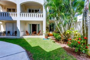 Pool, Gazebo, Parking, 2 Blocks to Beach & 5th Ave