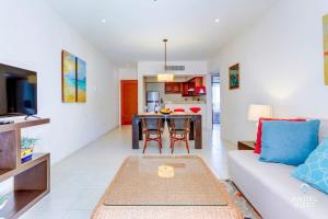 Pool, Gazebo, Parking, 2 Blocks to Beach & 5th Ave