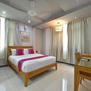 Deluxe Suite with Free Airport Transfer room in Airport Comfort Inn Premium