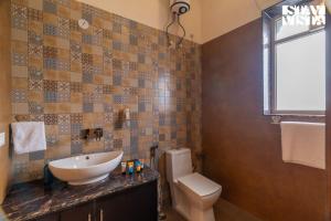 StayVista at Raila Bagh with Pool, Mountain View