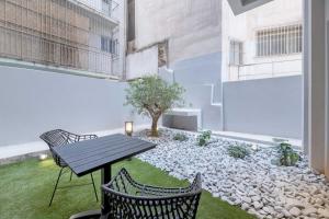 The HostMaster Metropolis Vibrant Suite