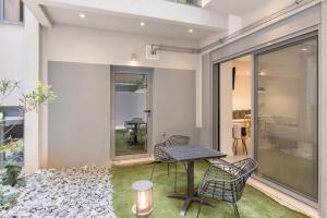 The HostMaster Metropolis Vibrant Suite