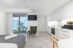 The HostMaster Metropolis Vibrant Suite