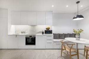 The HostMaster Metropolis Vibrant Suite