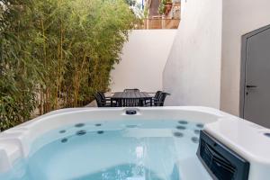4BR House near Acropolis Roof Garden 12 Guests and Hot Tub