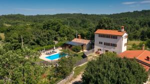 Villa Casa Bastiani with pool and grill in Buje
