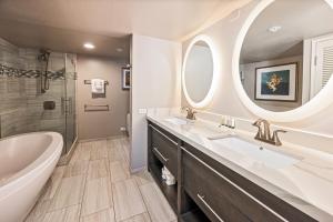 Ocean-Beach Vacation Condo at Waikiki Beach Tower wAmazing Hotel Amenities