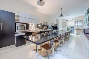 Spacious 4 Bedroom Parisian Retreat Near Gare Nord