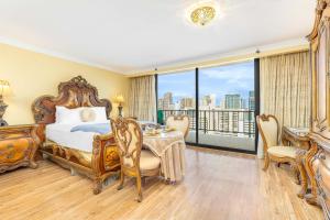 Royal Garden Couples Getaway City-MT Views Condo wKitchen Near the Beach