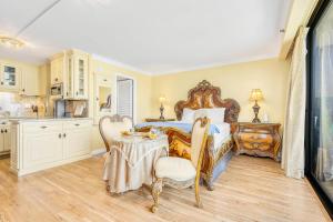 Royal Garden Couples Getaway City-MT Views Condo wKitchen Near the Beach