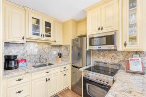 Royal Garden Couples Getaway City-MT Views Condo wKitchen Near the Beach