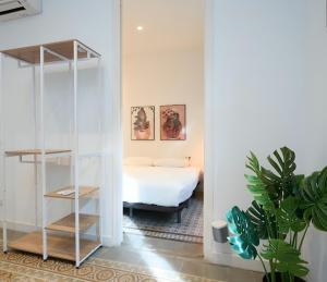 Sant Antoni 2BR Balcony AC & Workspace