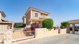 Stylish Villa near beach & pool access