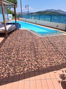 SALTY BREEZE Beachfront Villa