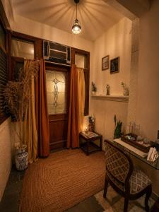 Cozy Theater Stay in DLF Phase 1