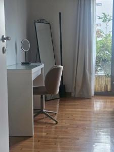 Spacious Art Home in Gazi Near Metro 2 min