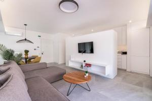 The HostMaster Metropolis Zenith