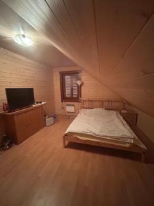 Drevený domček s výhľadom na Tatry
