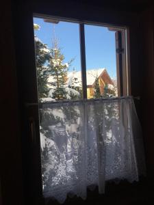 Drevený domček s výhľadom na Tatry