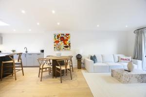 The Den: A Hidden Retreat in Montpellier