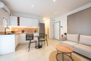Charming Studio With Convertible Living