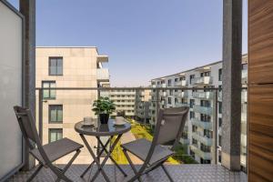 Nowoczesny Apartament z Balkonem i Klimatyzacją by Noclegi Renters