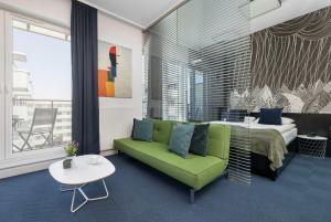 Nowoczesny Apartament z Balkonem i Klimatyzacją by Noclegi Renters