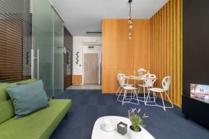 Nowoczesny Apartament z Balkonem i Klimatyzacją by Noclegi Renters