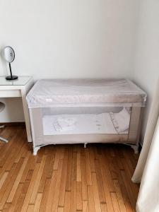 Spacious Art Home in Gazi Near Metro 2 min