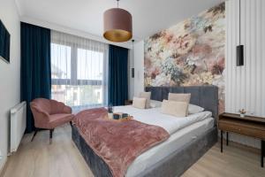 Stylish Apartment with Parking & Workspace Close to the City Centre by Noclegi Renters