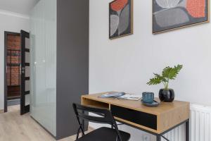 Stylish Apartment with Parking & Workspace Close to the City Centre by Noclegi Renters