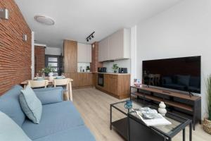 Stylish Apartment with Parking & Workspace Close to the City Centre by Noclegi Renters