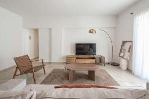 Elegant City Apartment w Balcony