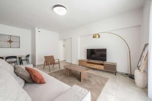 Elegant City Apartment w Balcony