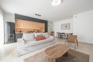 Elegant City Apartment w Balcony
