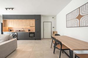 Elegant City Apartment w Balcony