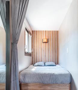 Studio with balcony near Metro L7 in Paris