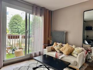 Studio with balcony near Metro L7 in Paris