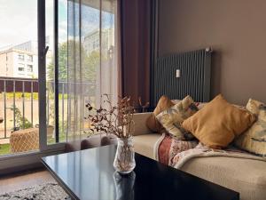 Studio with balcony near Metro L7 in Paris
