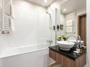 Modern Apartment in Platinum Towers Warsaw - Wronia