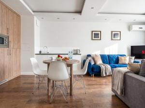 Modern Apartment in Platinum Towers Warsaw - Wronia