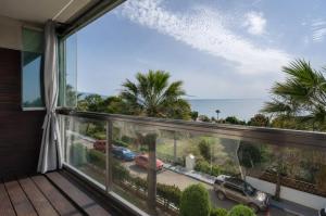 Topfloor apartment with terrace and sea views