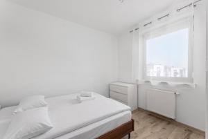 Żelazowskiego Hillside Apartment by BookingHost