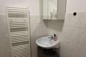 Bright City Apartment Free Parking & 2 Min to Subway