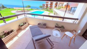 Ocean view one bedroom apartment with garage and swimming pool in Costa da Guia