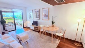 Ocean view one bedroom apartment with garage and swimming pool in Costa da Guia