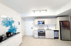 Chic 1BR Steps from the Beach Shuttle