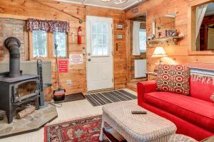 Riverfront Retreat w Dock, Kayaks and Fire Pit