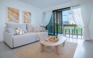 Spacious Unit with Gym Pool and Great Location