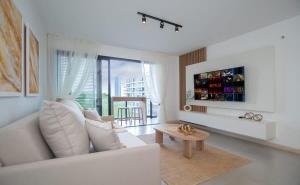 Spacious Unit with Gym Pool and Great Location